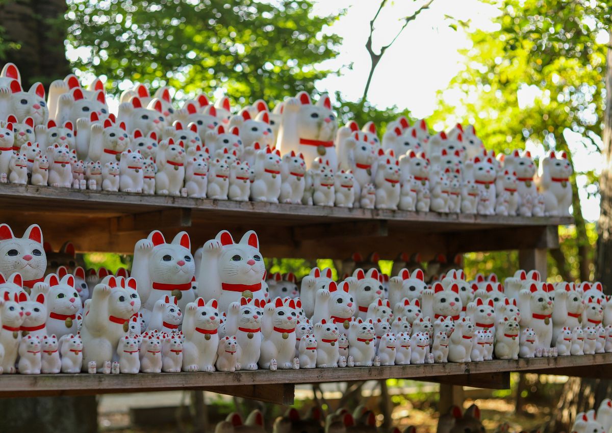 Gotokuji macskatemplom maneki-neko figurái, Tokió