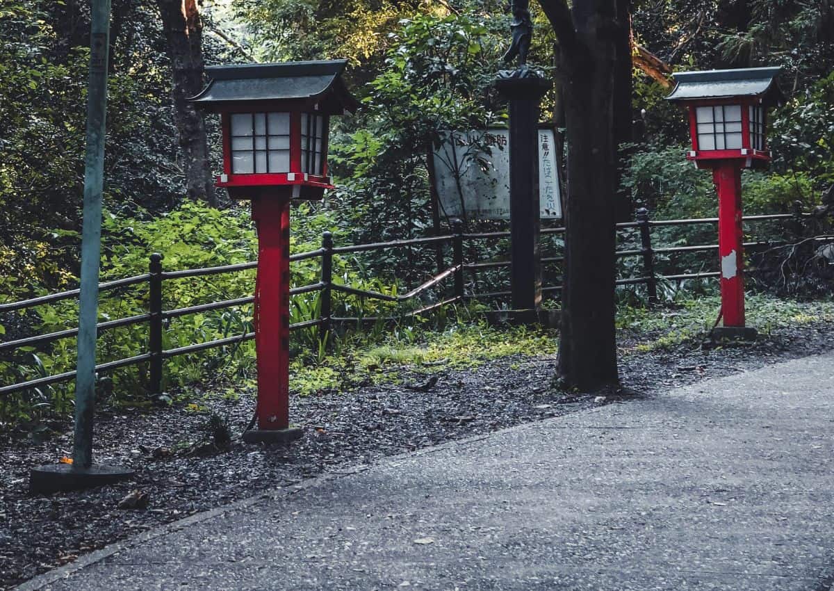 A Takao-hegy vörös lámpásai