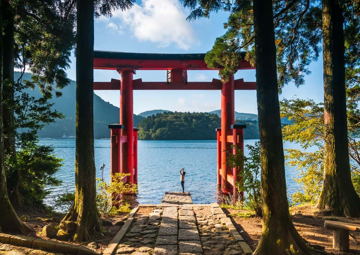 Látogató a Béke Torii kapujánál, Hakone