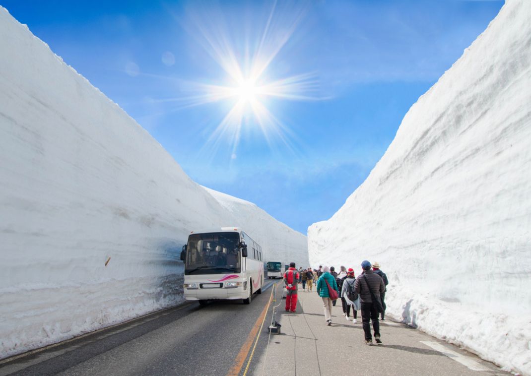 A Tateyama Kurobe alpesi út hófala, kék éggel a háttérben