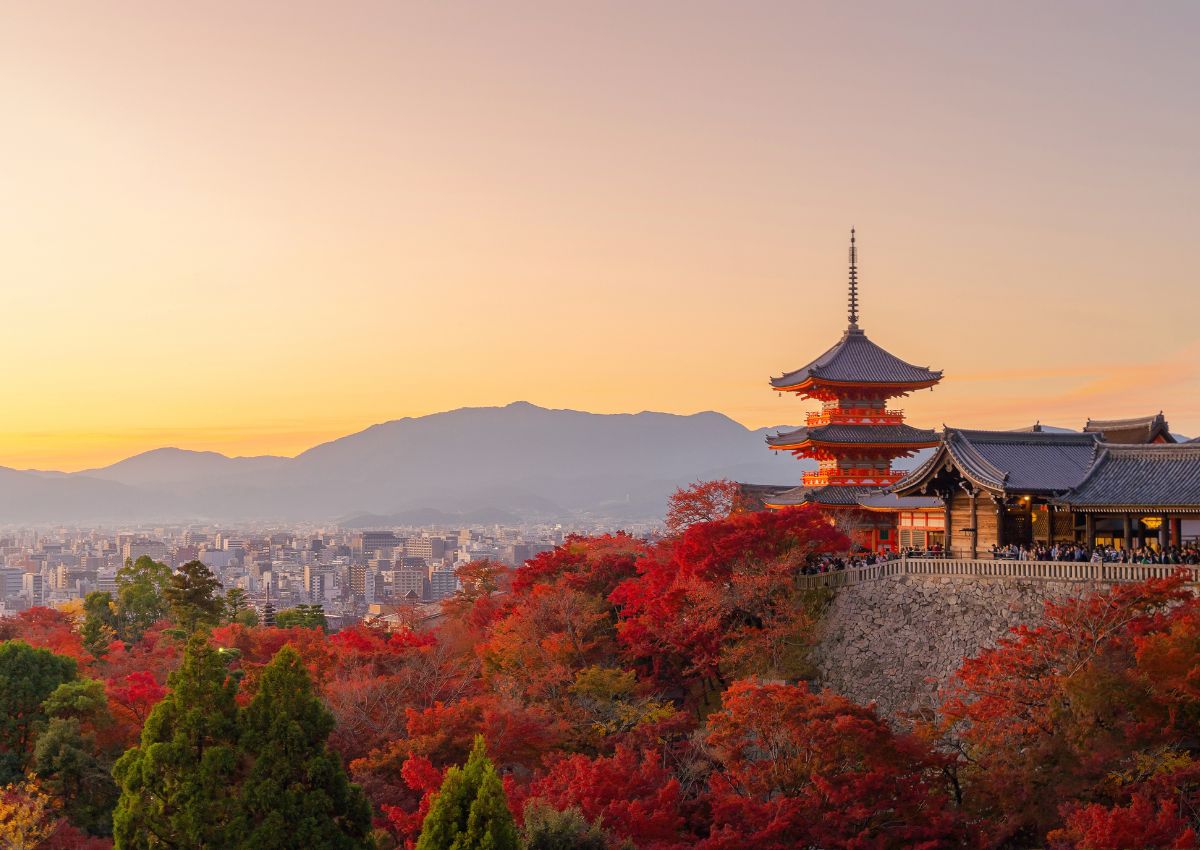 A kiotói Kiyomizu-dera templom naplementekor, ősszel