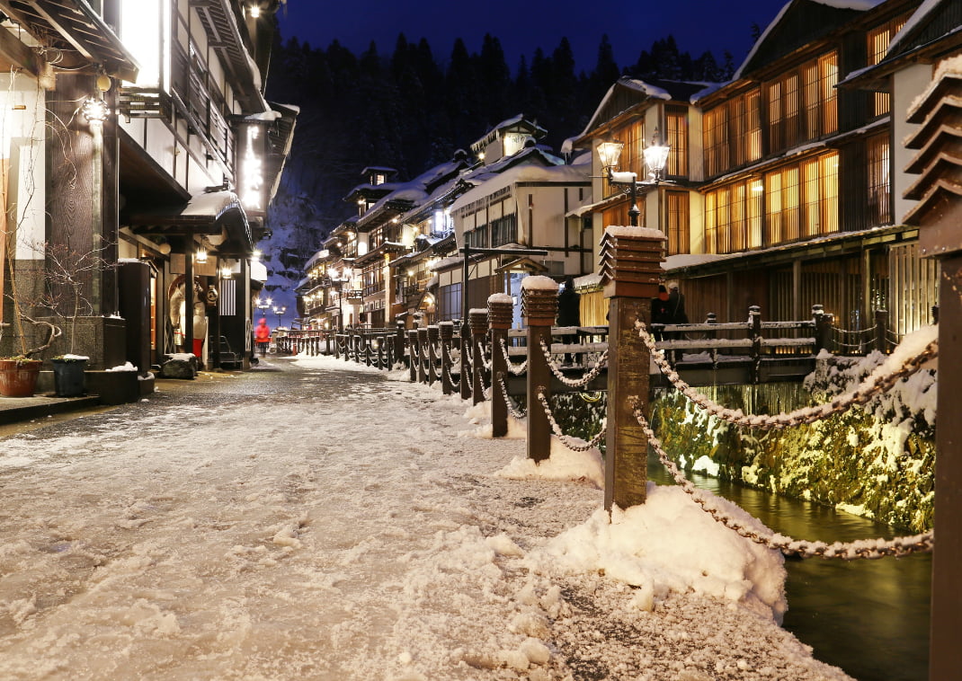 Ginzan Onsen. Hagyományos japán szálloda este, hóban