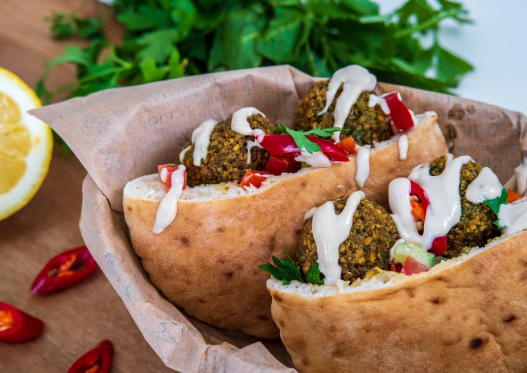 Vegetáriánus falafel pitában zöldségekkel