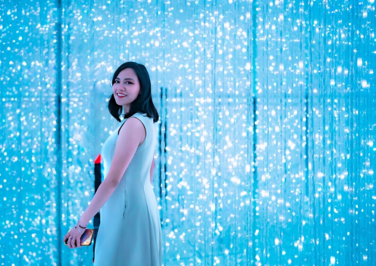 Nő a teamLab Borderless kiállításán Tokióban