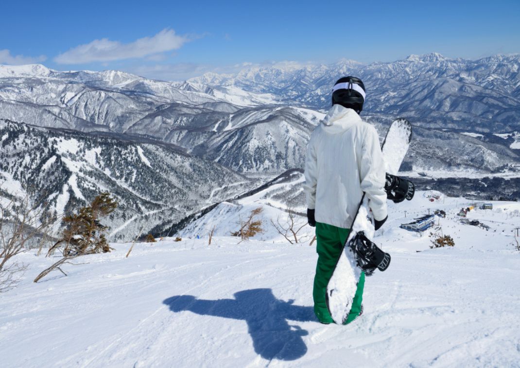 Snowboardos Hakuba havas panorámájában, Japán