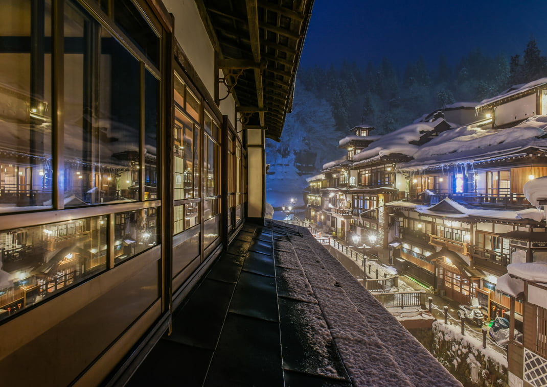 Ginzan Onsen, a híres fürdőváros éjszakai látványa a hóban. Obanazawa, Yamagata , Japán