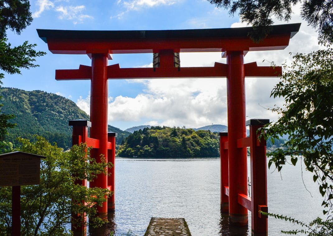 Torii vagy vörös japán templomkapu a Hakone szentélyben az Asinoko-tónál, Hakone városában, Japánban