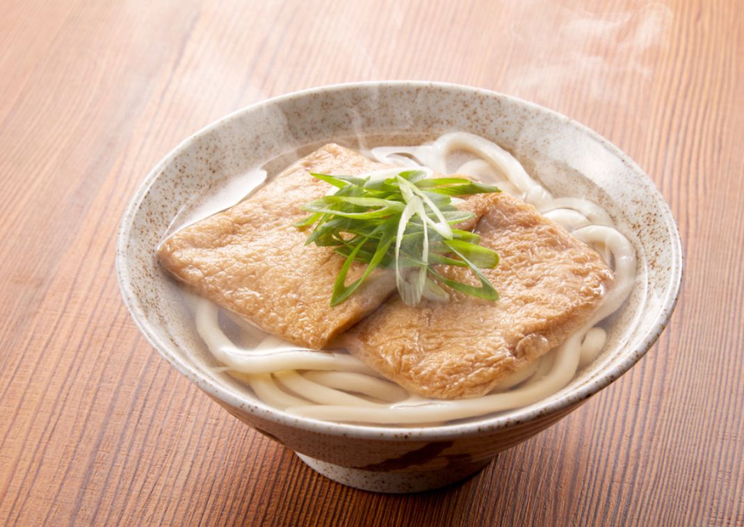 Japán kitsune udon rántott tofuval