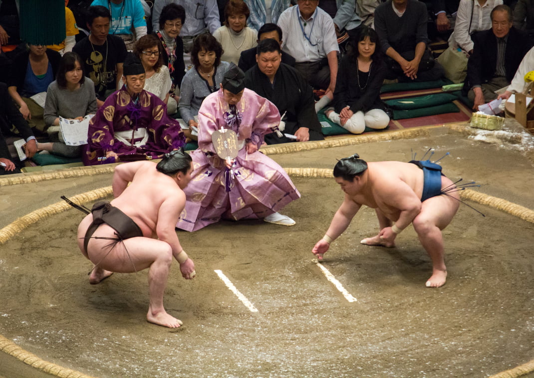  Hakuho (balra) a küzdelem megkezdése előtt (2014)