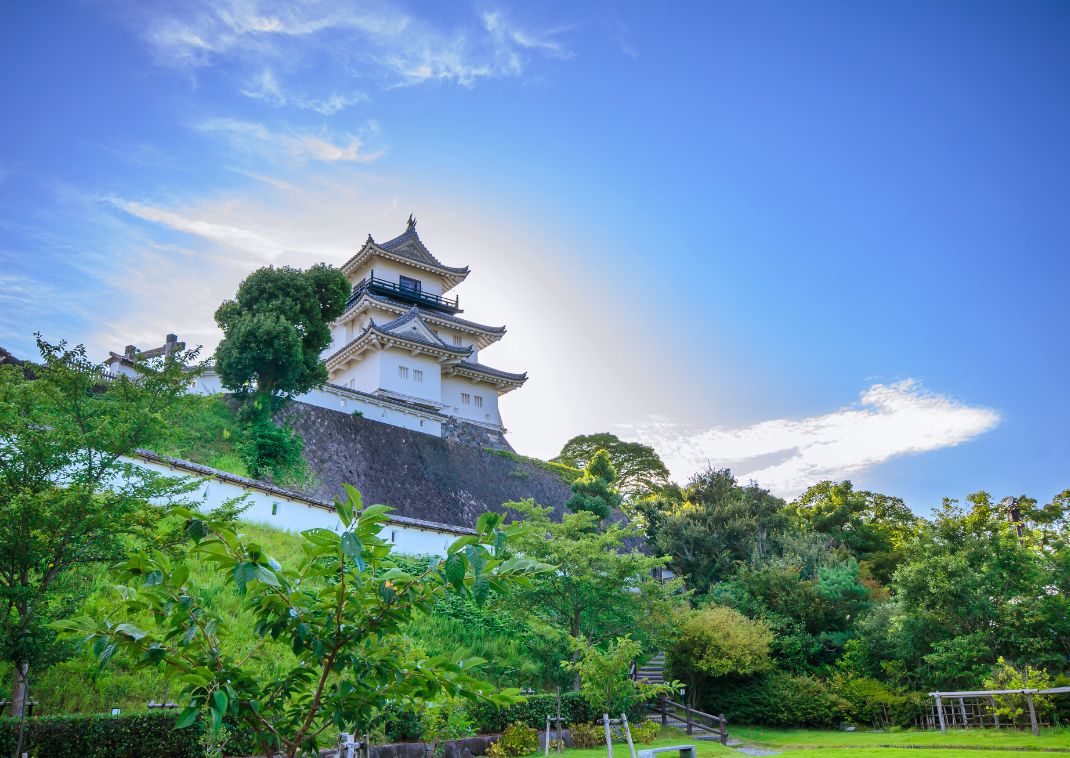 Kakegawa kastély az ég hátterében Kakegawa városában, Shizuoka prefektúrában, Japánban