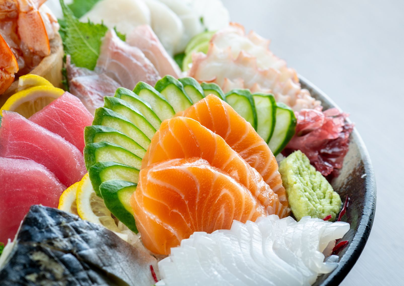 Friss, vegyes sashimi válogatás japán tálalásban