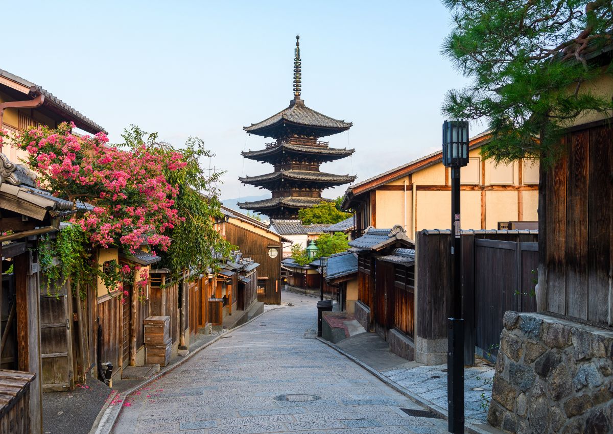A Yasaka-pagoda látképe a Sannenzaka utcáról, Kiotó, Japán