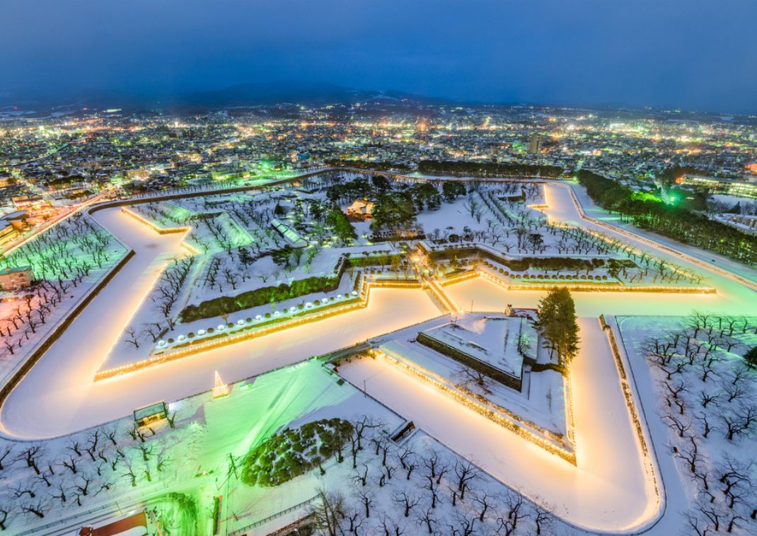 A csillag alakú, kivilágított Goryokaku park Hakodatéban