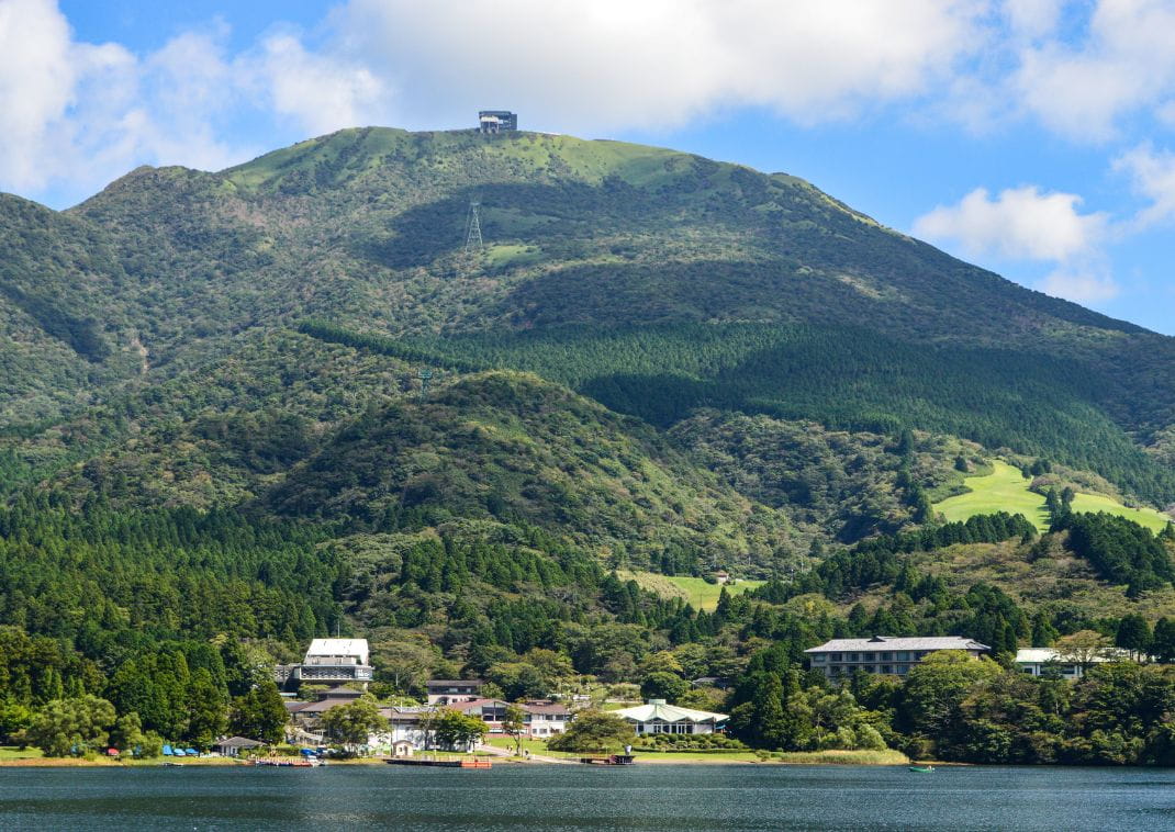 Kilátás a felvonóra a Hakone Mototsumiya szentély felé


