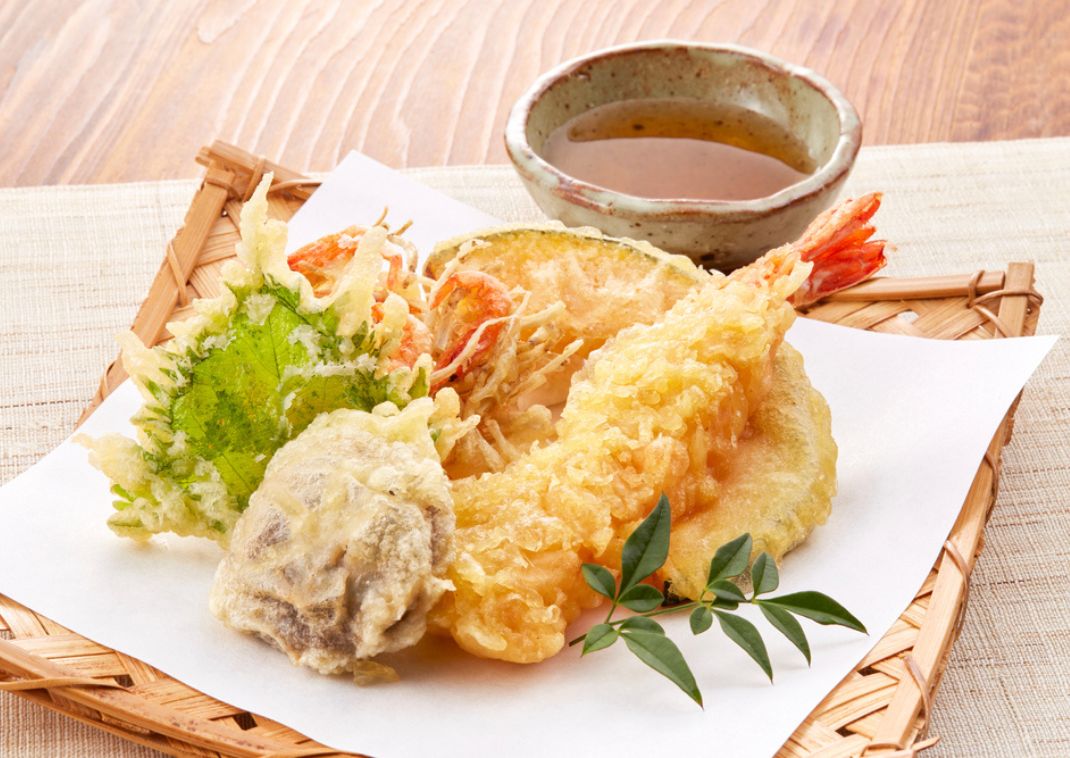 Japán tempura mártogatóssal tálalva