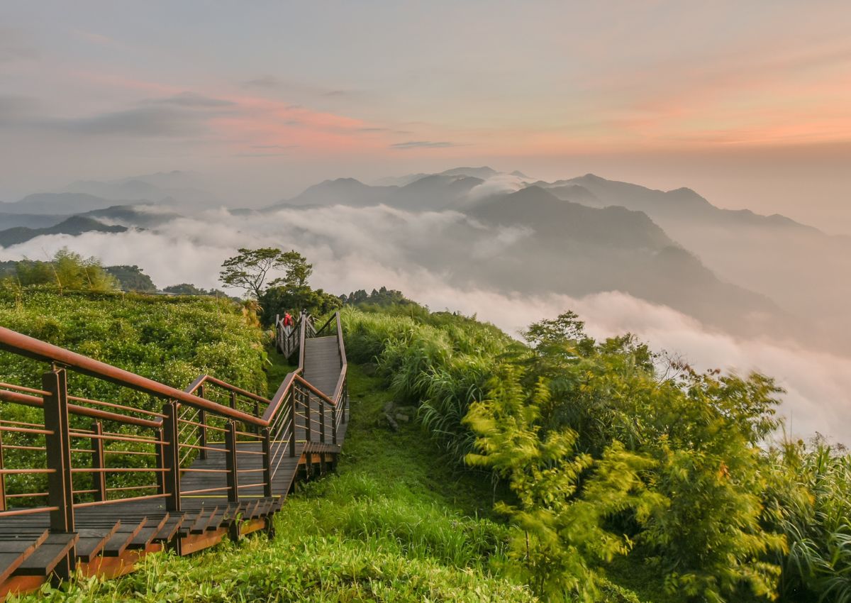 Panorámás kilátás a hegyekre és a felhőtengerre naplementében, Alishan, Tajvan