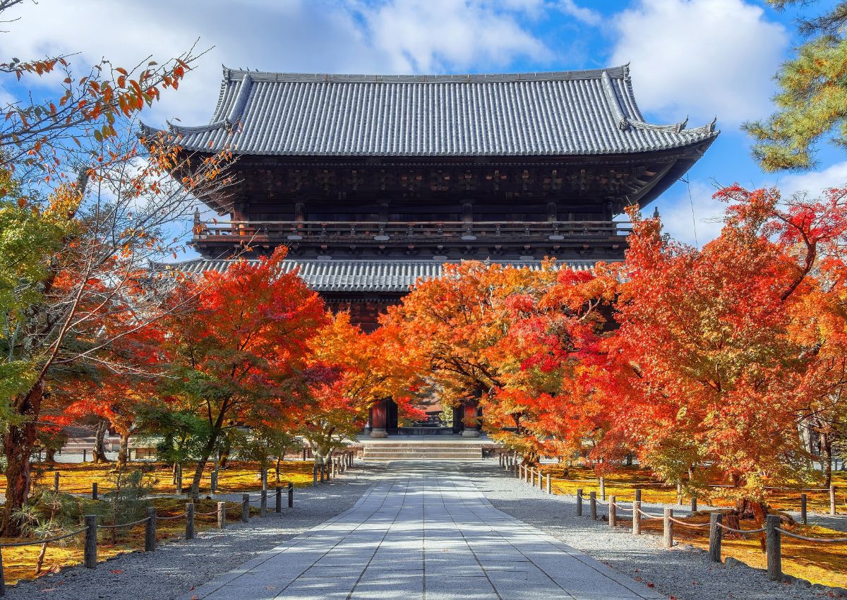 Őszi színek a kiotói Nanzen-ji templomnál, Japánban.