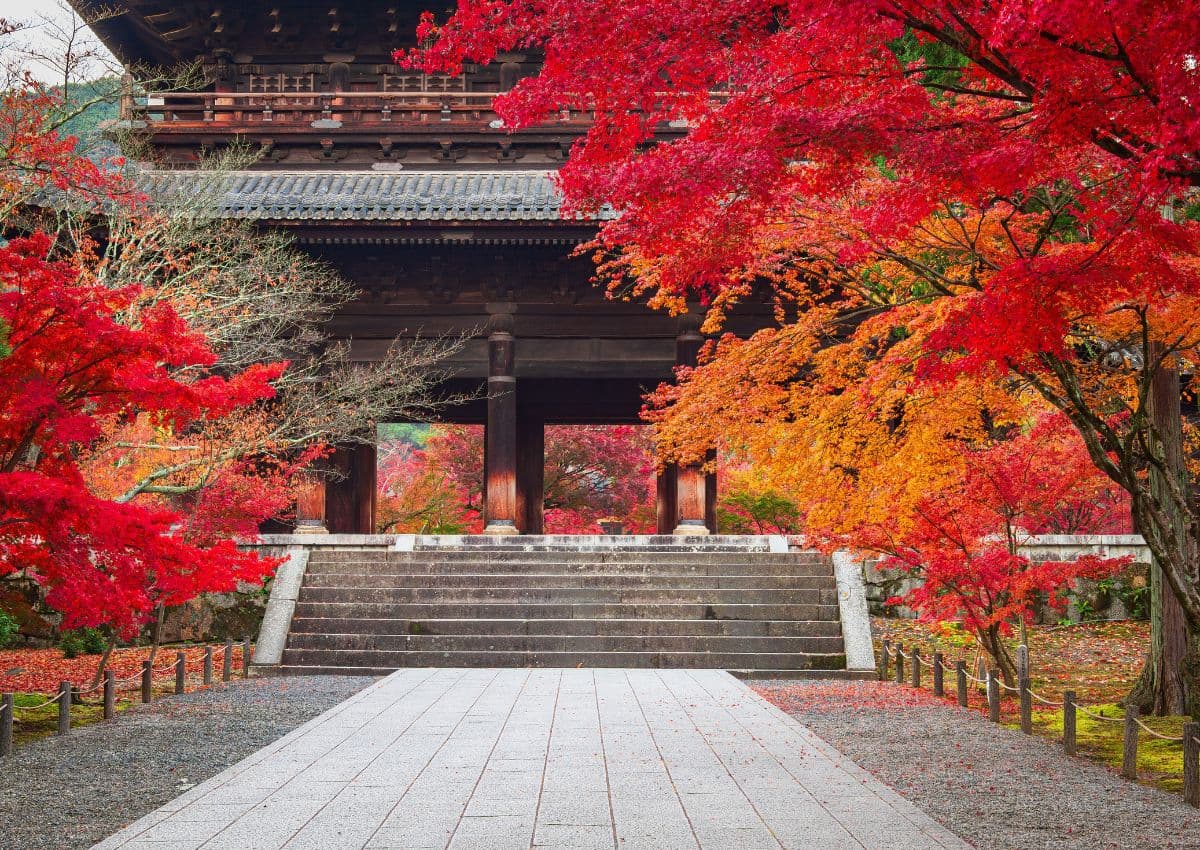 A Nanzen-ji templom főkapuja őszi színekben, Kiotó, Japán