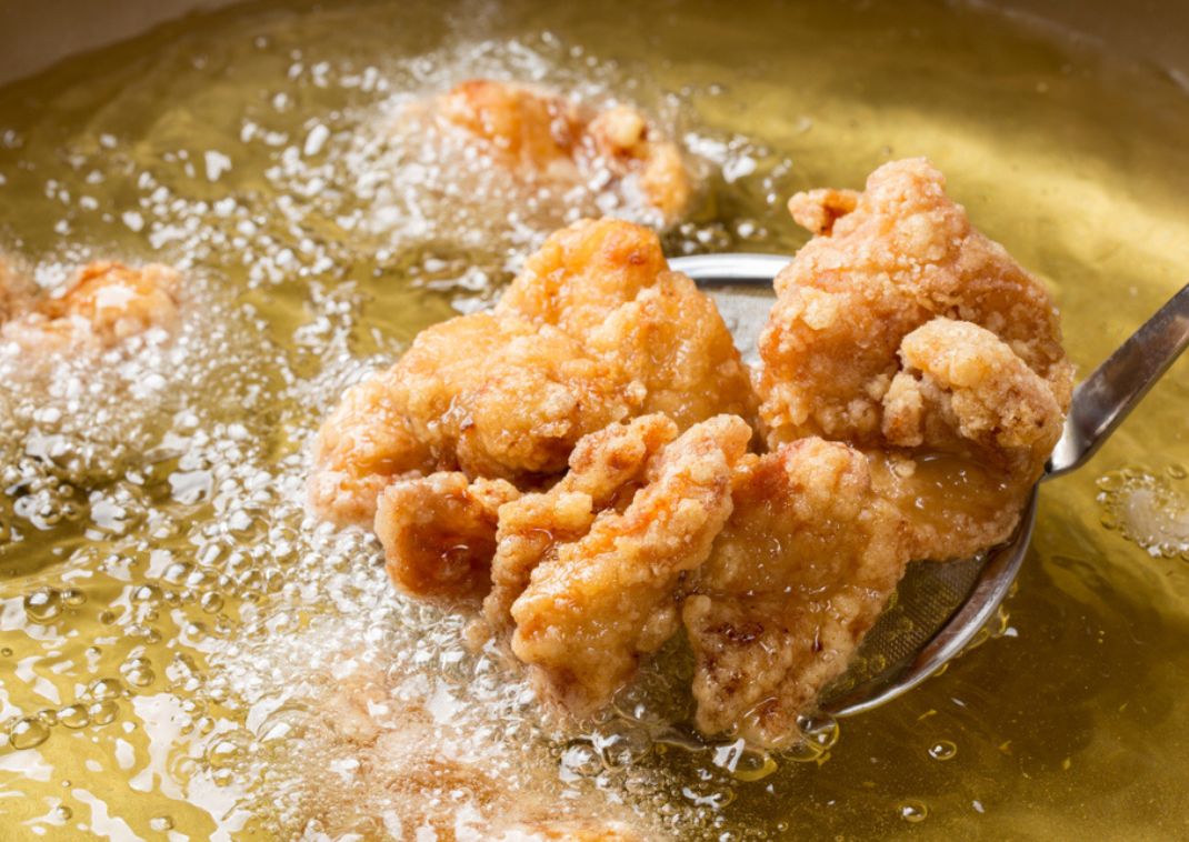 Japán karaage csirke sütés közben