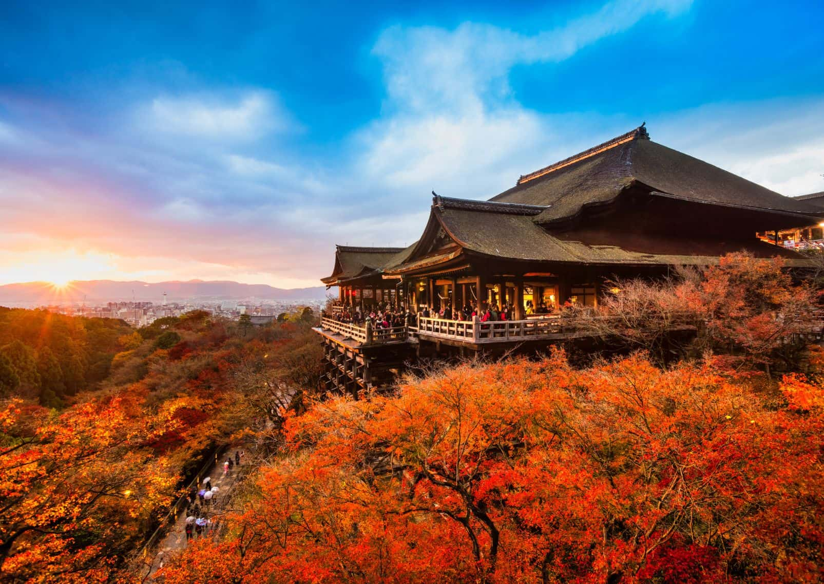 Őszi színekbe öltözött Kiyomizudera templom Kiotóban, Japán