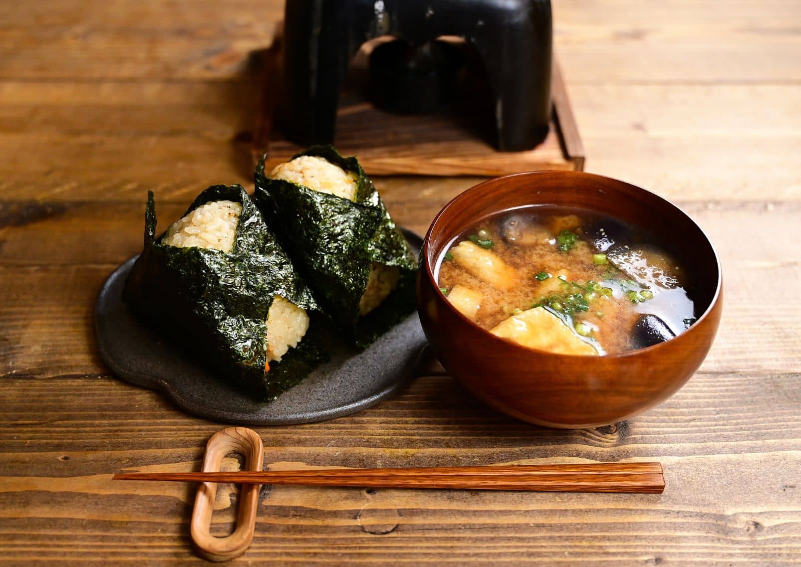 Onigiri és miso leves hagyományos japán tálalásban