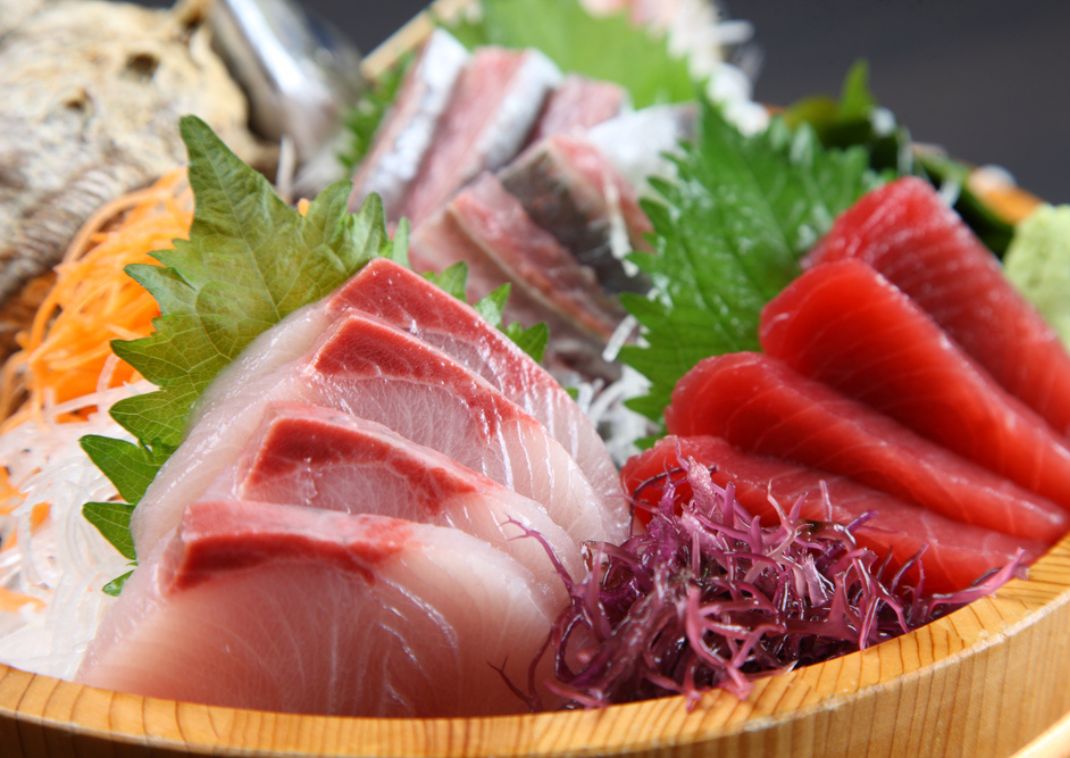 Friss japán sashimi fából készült tálban tálalva