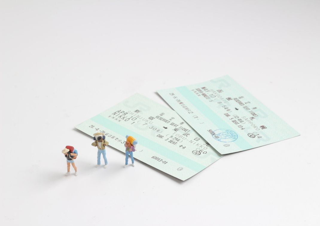 Két japán vasúti jegy turista-figurákkal