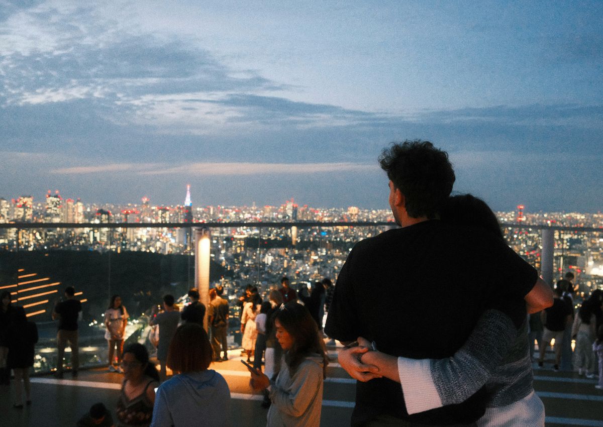 Ölelkező pár a tokiói Shibuya Sky kilátóban