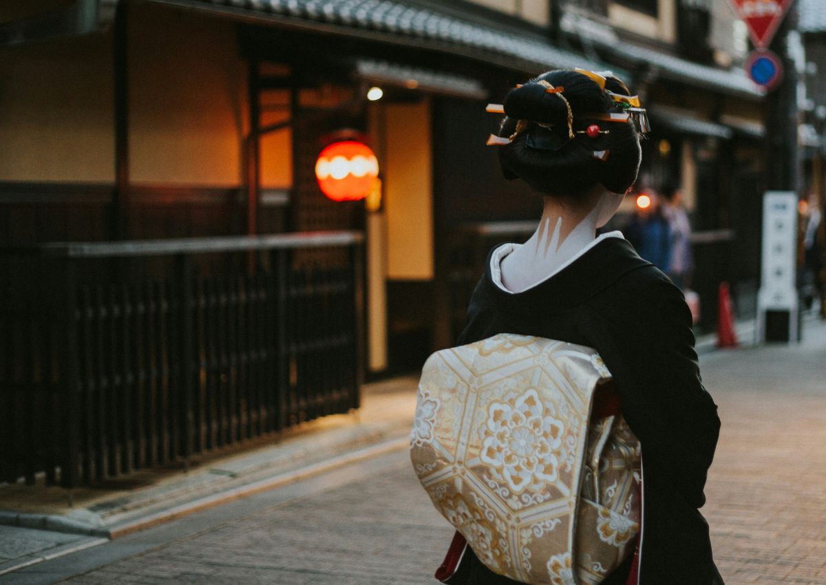 Gésa a Gion negyed utcáin, Kiotó, Japán
