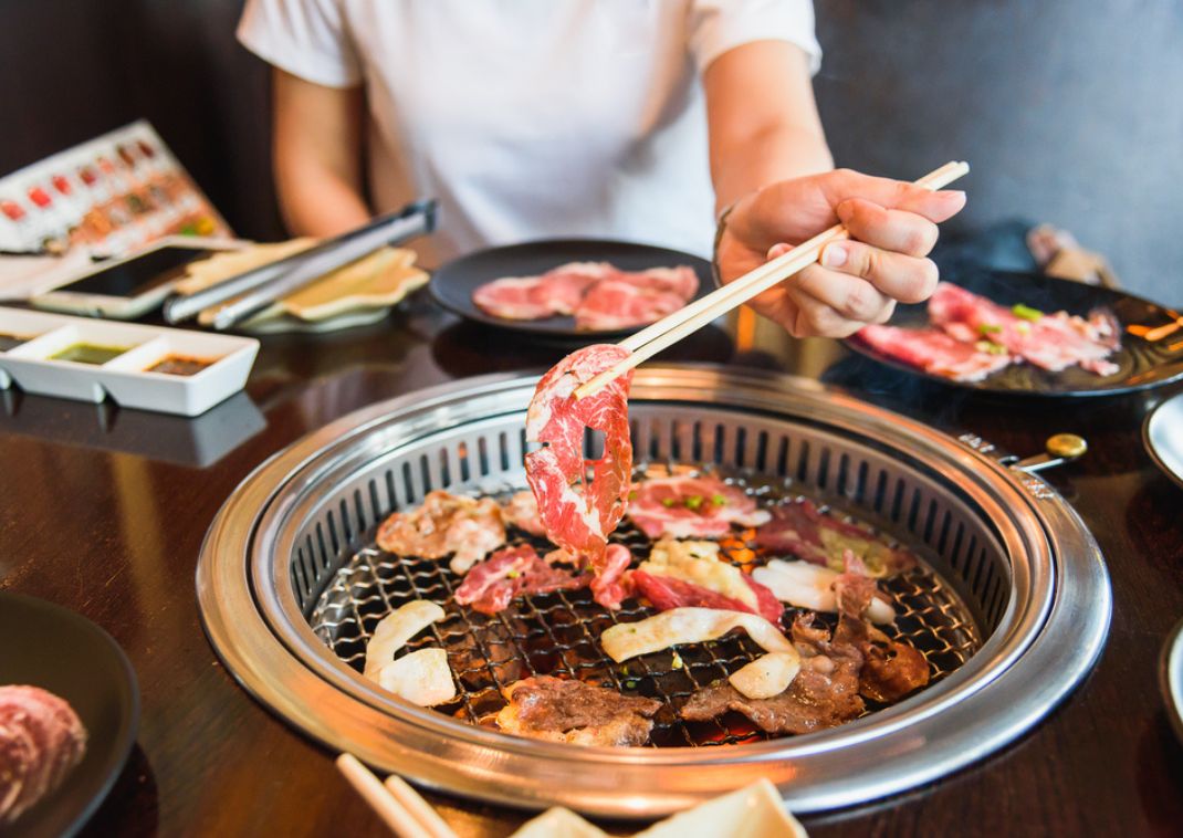 Hús grillezése egy yakiniku étteremben