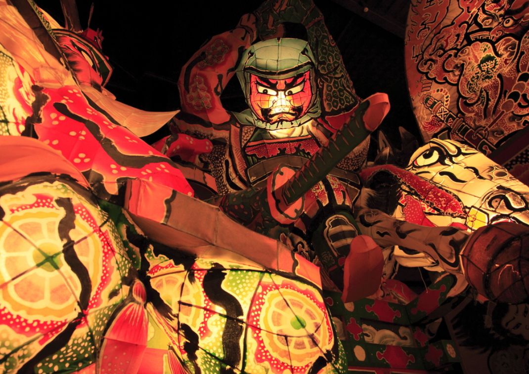 Megvilágított nebuta fesztiválkocsi Aomoriban, Japán