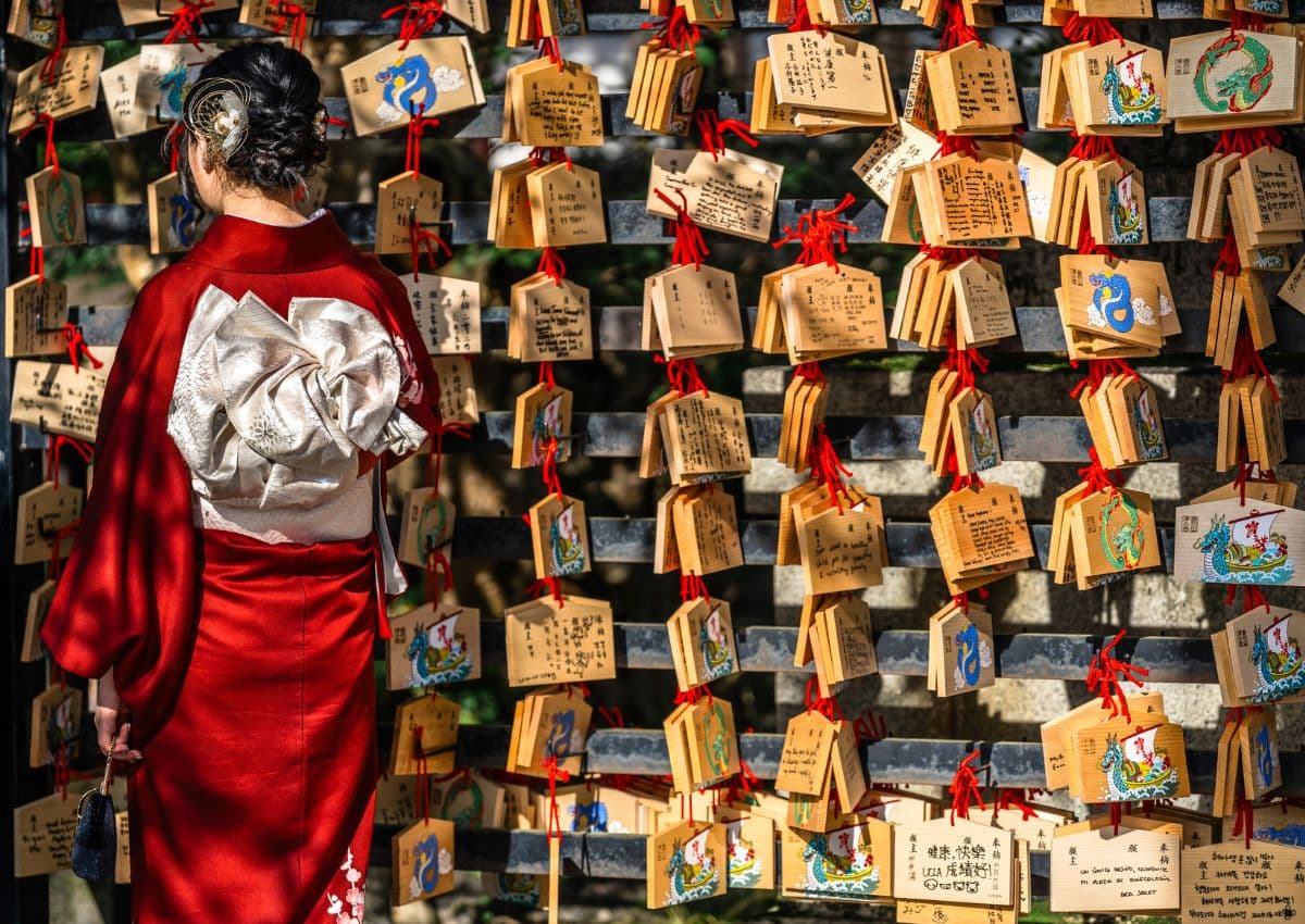 Kimonót viselő hölgy egy japán szentélyben