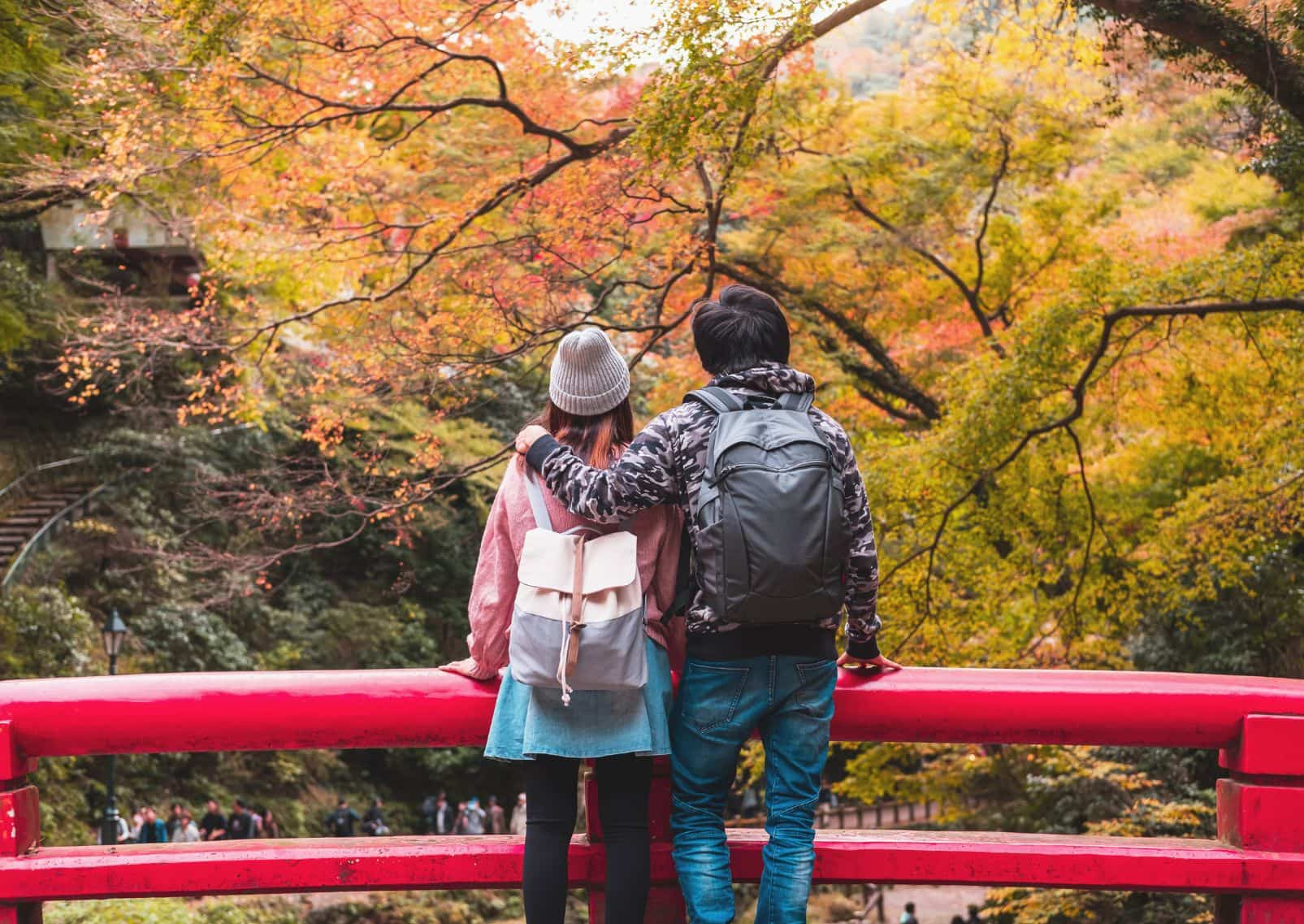 Fiatal pár gyönyörködik az őszi természetben a Mino parkban, Japán