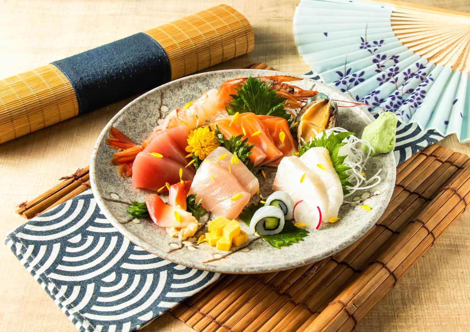 Gazdag, változatos sashimi válogatás lazaccal és tonhallal