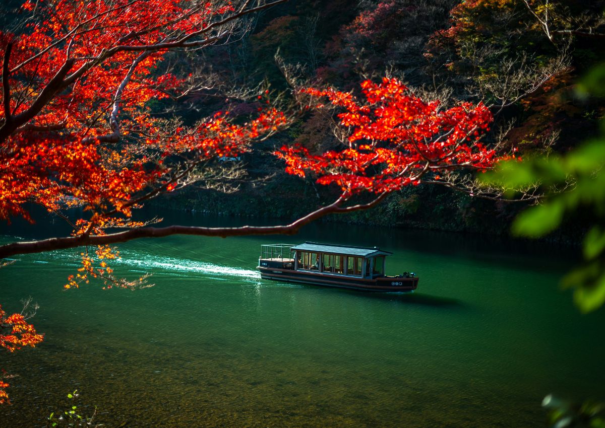 Hagyományos csónak a Katsura-folyón, Arashiyama, Japán