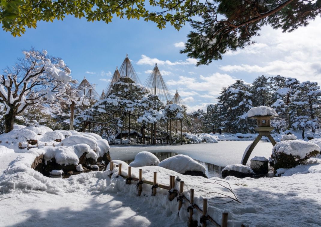 A híres Kenrokuen kert hóval borítva, Kanazawa