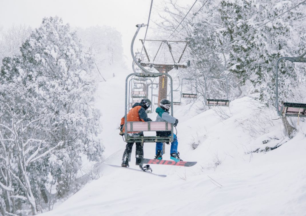 Hakubs síterepen snowboardozók, Japán