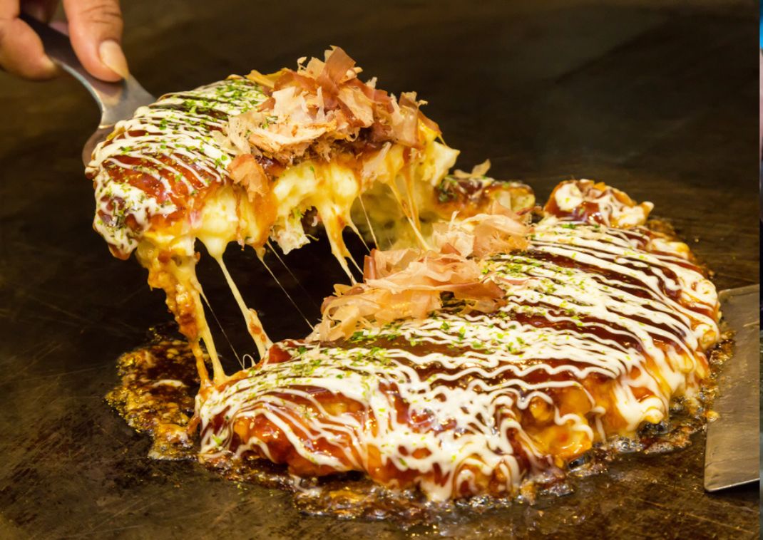Japán sós palacsinta, az úgynevezett okonomiyaki sütés közben
