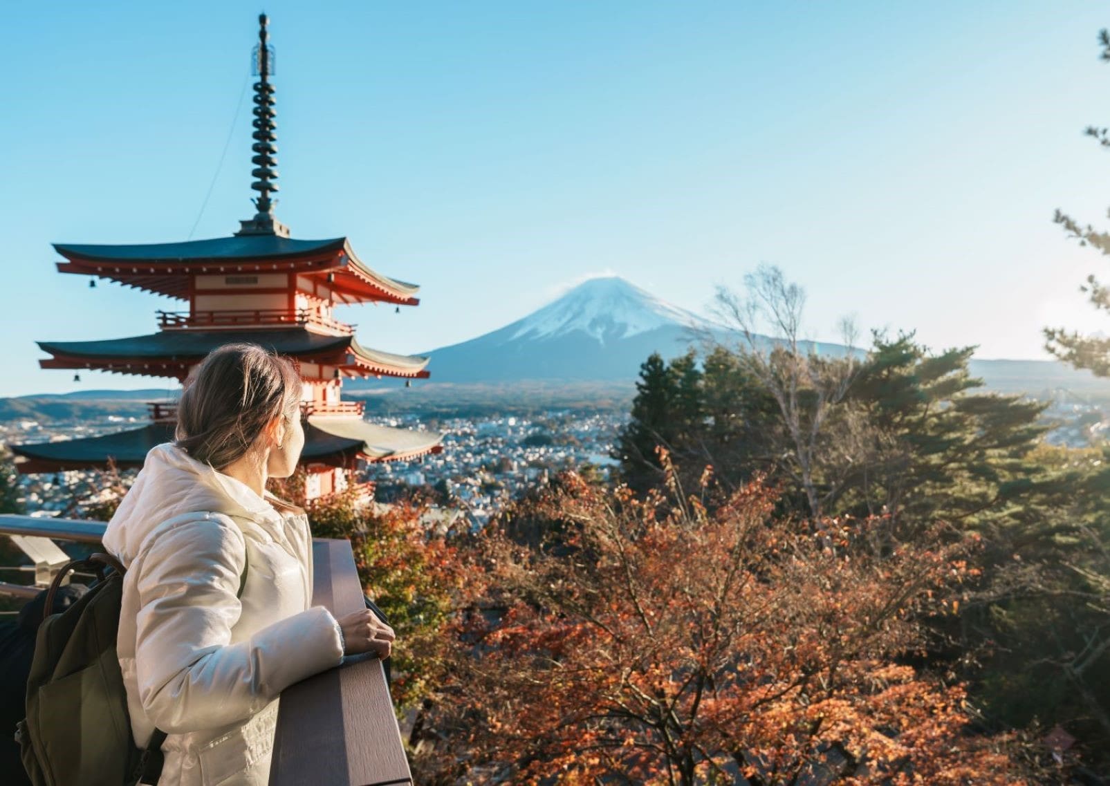 Hölgy turista a Fuji-hegynél, Japán