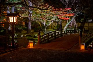 Kivilágított híd Momiji idején a Kenroku-en kertben, Kanazawában