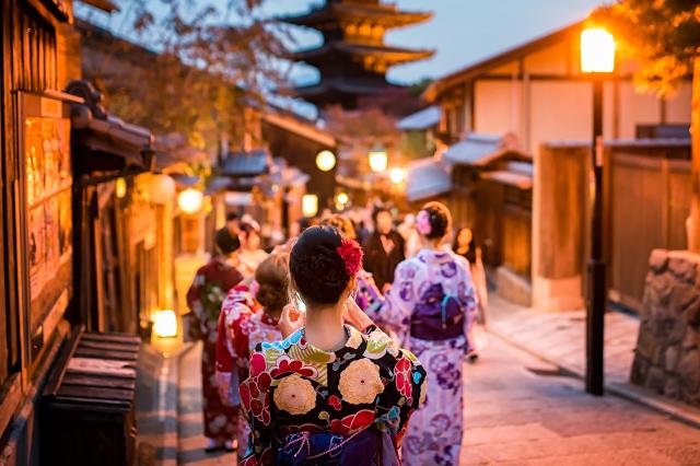 Kimonót viselő nők Kiotóban