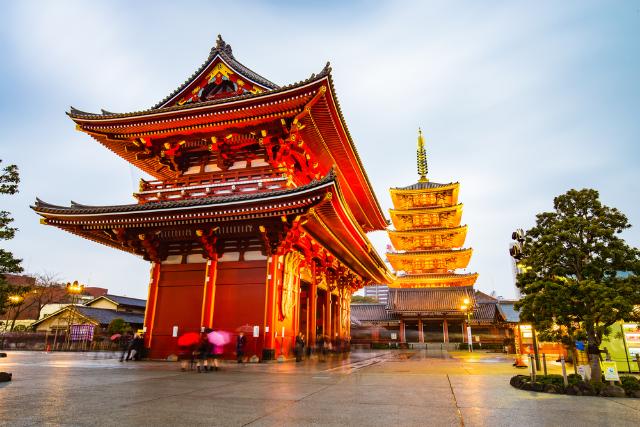 A Senso-ji templom Tokióban esti kivilágításban