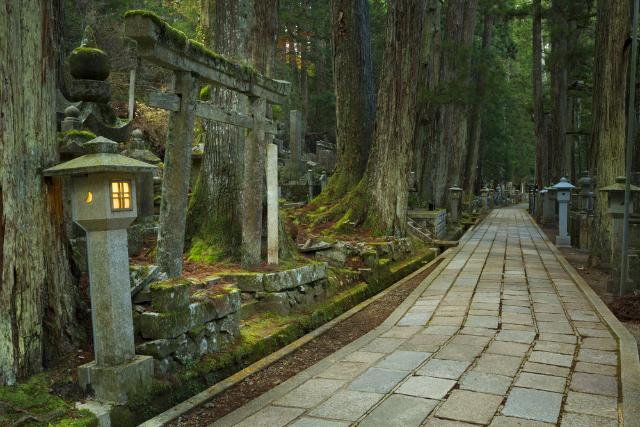 Okunoin ősi Buddhista temetője a Kojaszanon, Japán