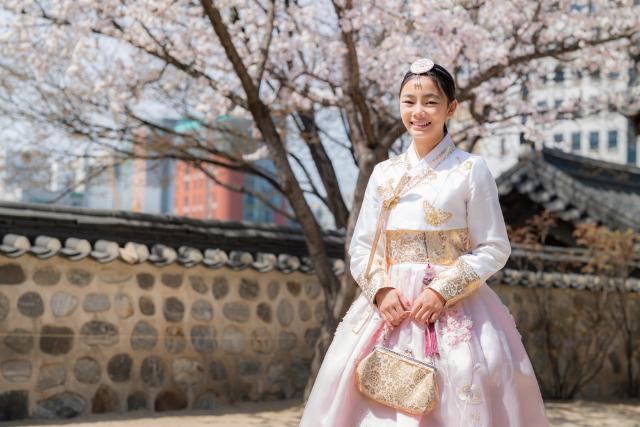 Koreai hölgy hanbok ruhában az Gyeongbokgung Palotában, Szöul 