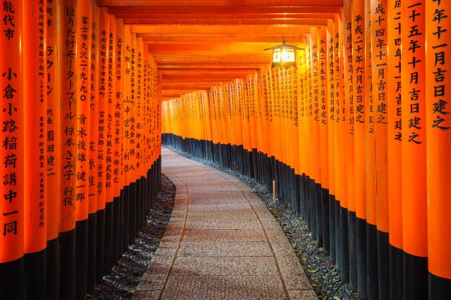 A Fushimi Inari szentély “ezer torii” kapualagútja, Kiotó