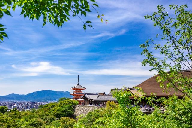 A Kiyomizu templom pagodája és Kiotó látképe