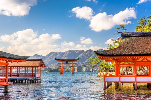 Az Itsukushima szentély úszó toriija Miyajima szigetén 