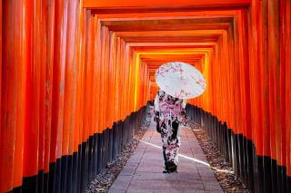 A Fushimi Inari nagyszentély torii kapukból álló alagútja, Kiotó