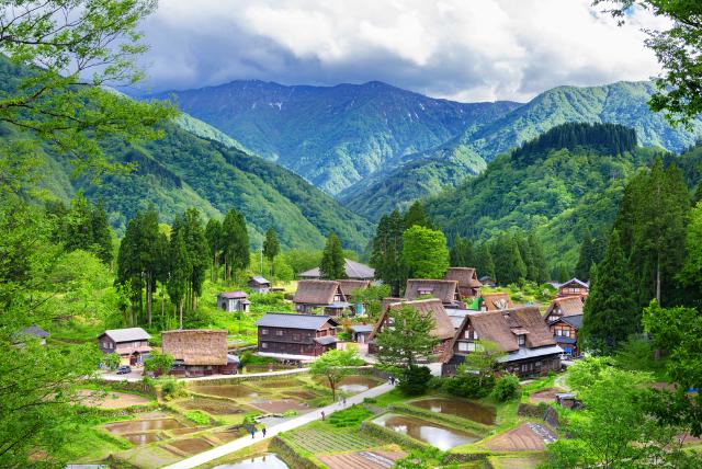 Shirakawa-go faluja a Japán Alpok hegyei között