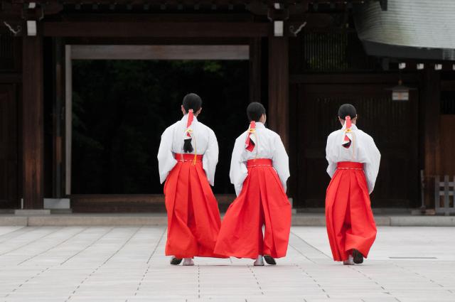 Japán nők hagyományos öltözetben a Meiji szentélyben, Tokió